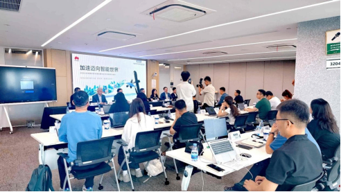 中国通信业“双引擎”：5G-A规模化商用，AI落地按下加速键