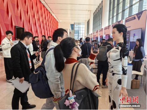 中国人形机器人加速进化融入多元场景