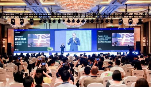 康宁曾崇凯:二十载深耕显担当,以“材”为基赋能中国显示产业新未来